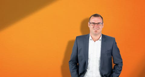 STAUB & CO. SILBERMANN employee STAUB & CO. SILBERMANN employee in front of an orange background