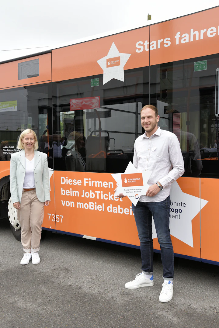 Zwei Menschen vor dem Jobticket Bus