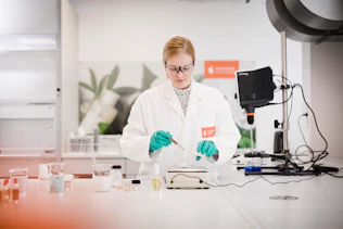 Personal Care Labor Eine STOCKMEIER Mitarbeiterin im Labor
