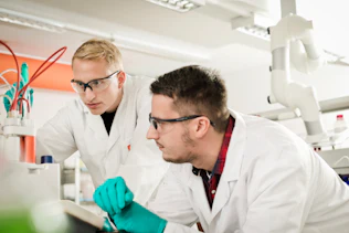 Zwei Laboranten Zwei Laboranten bei der Arbeit
