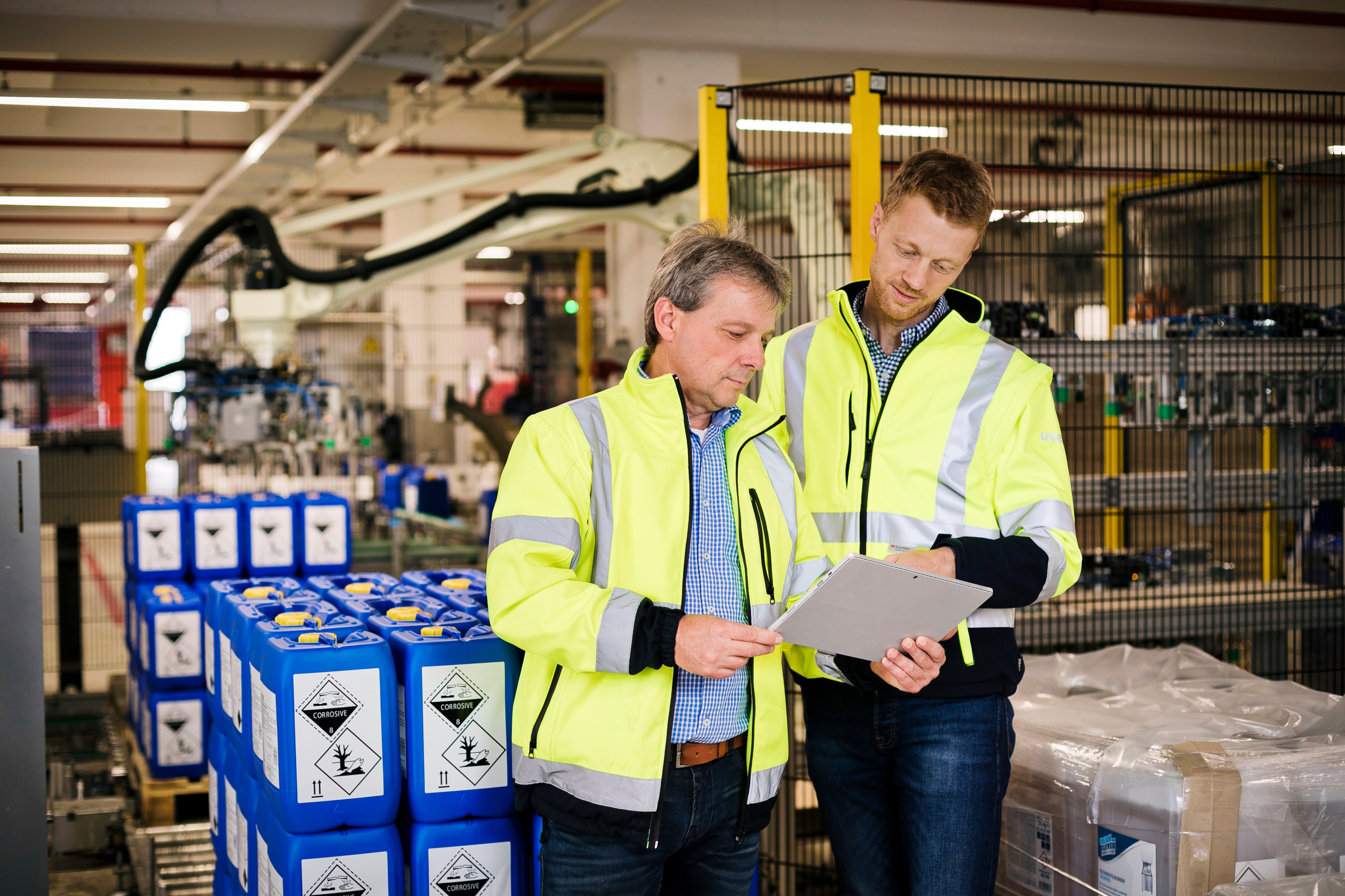 Zwei Mitarbeiter in der Produktion Zwei Mitarbeiter in der Produktion