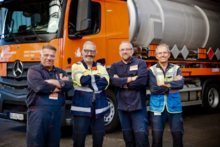 Starker Partner Vier STOCKMEIER Mitarbeiter vor einem LKW