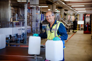 Chemiedistribution Ein STOCKMEIER Mitarbeiter in der Produktion