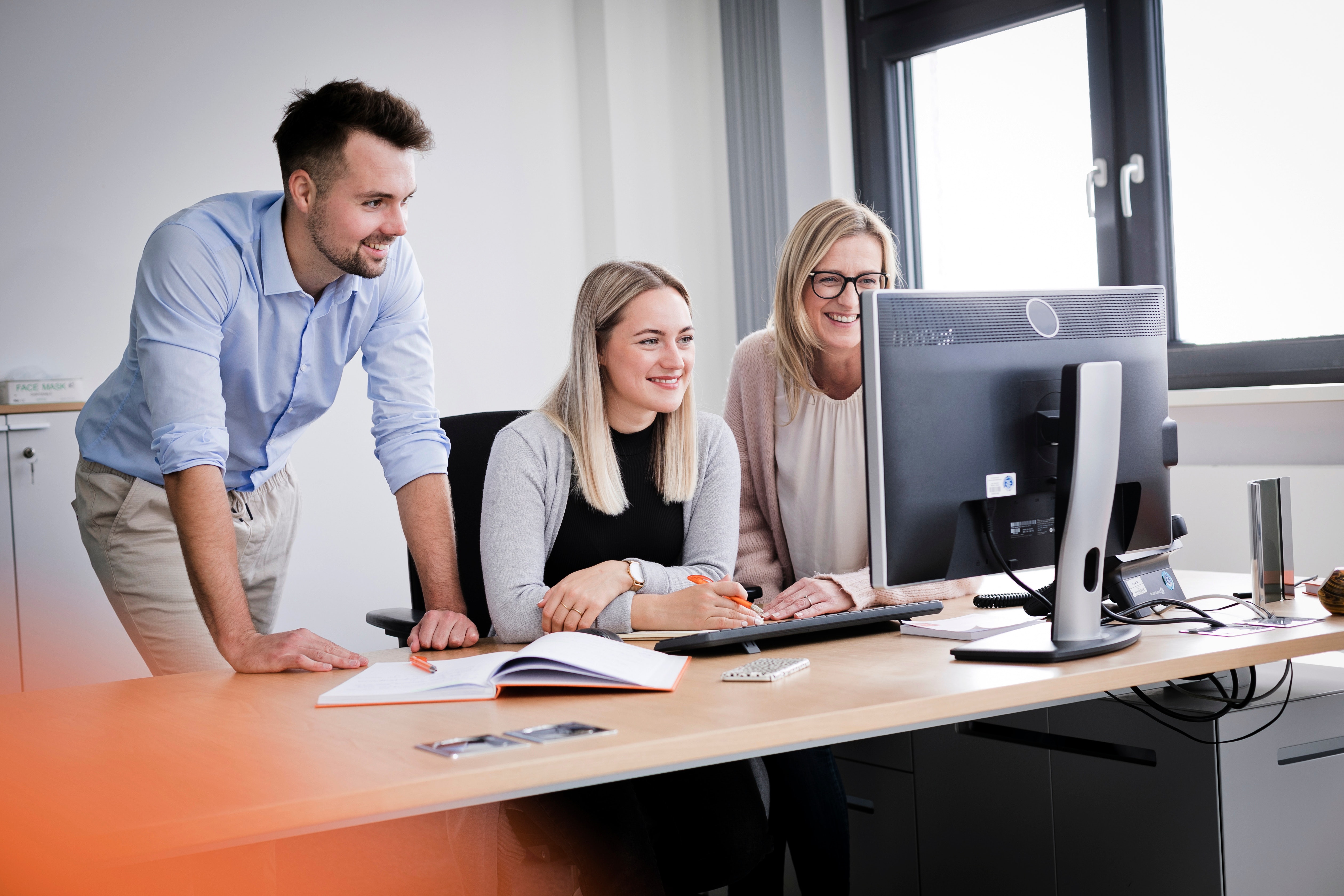 Team Drei Kollegen zusammen bei der Arbeit