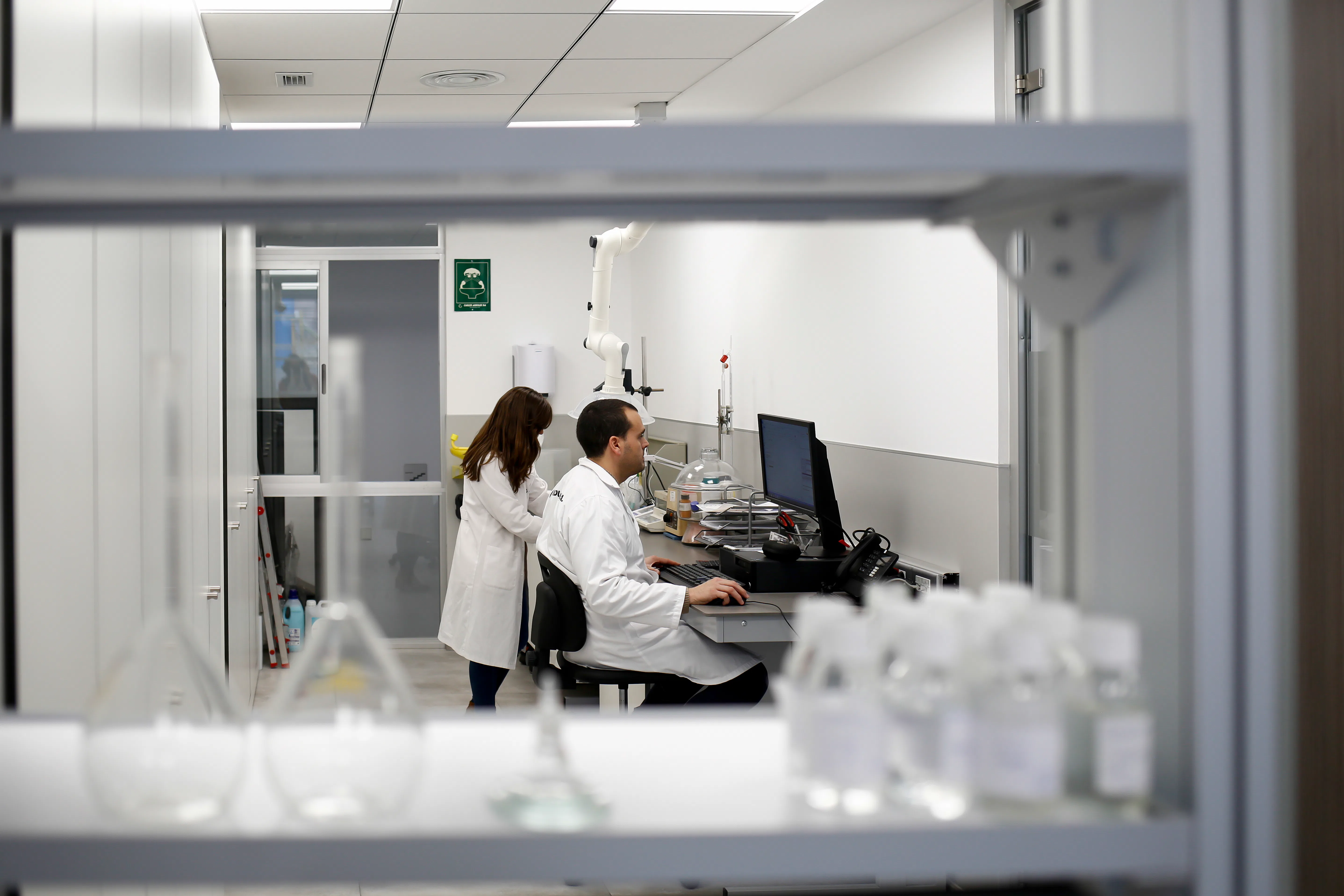 Imagen del equipo de Stockmeier Química, representando los valores de la compañía: cercanía, compromiso, respeto y trabajo en equipo.