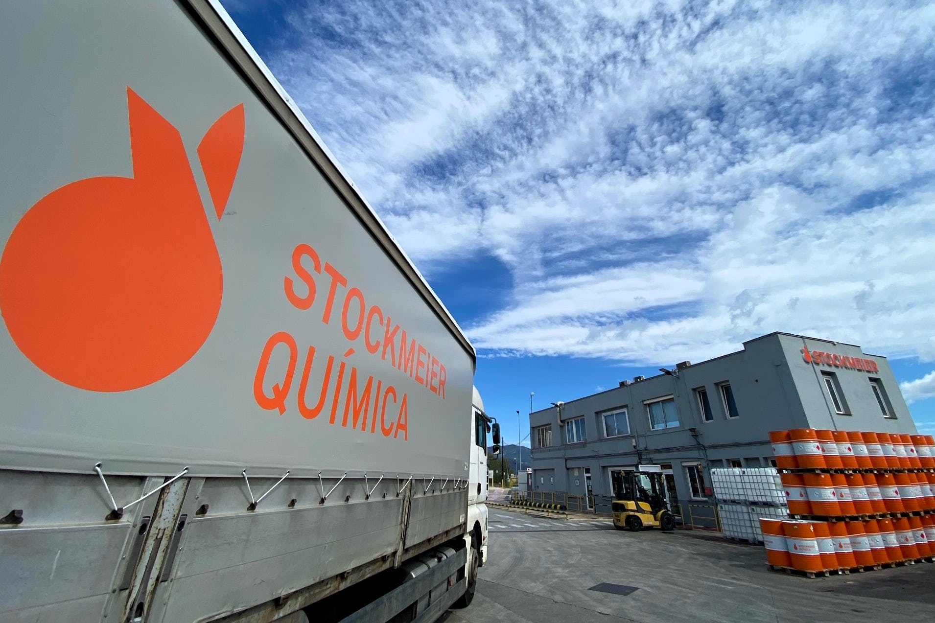 Nuestro almacén logístico en Stockmeier Química España garantiza el almacenamiento seguro, trazable y eficiente de productos químicos industriales, alimentarios y especializados.