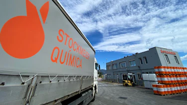 Nuestro almacén logístico en Stockmeier Química España garantiza el almacenamiento seguro, trazable y eficiente de productos químicos industriales, alimentarios y especializados.
