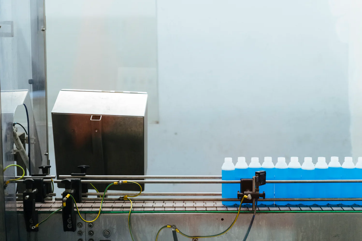 Imagen de las instalaciones industriales dedicadas a la fabricación por contrato (contract manufacturing) de productos químicos personalizados según especificaciones del cliente.
