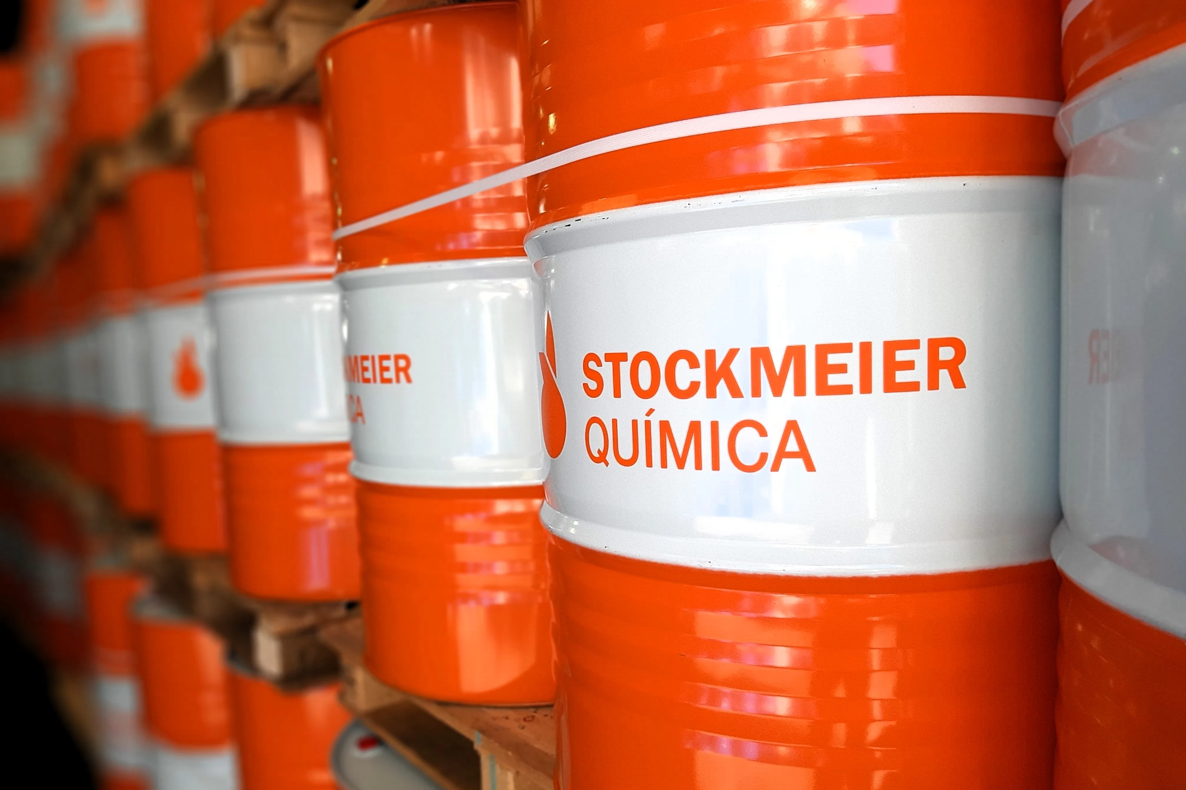 Bidón etiquetado de productos químicos de Stockmeier Química, preparado para su almacenamiento o transporte