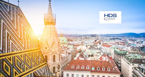 Wien mit weißem HDS-Logo im blauen Himmel Wien mit weißem HDS-Logo im blauen Himmel