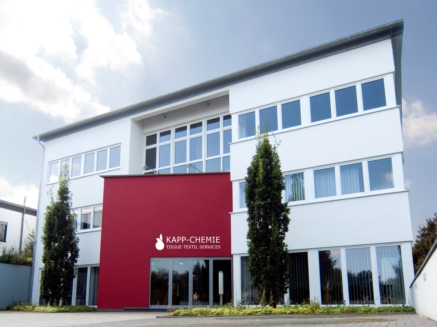 Gebäude der KAPP-CHEMIE GmbH & Co. KG Haupteingang des neuen Gebäudes der KAPP-CHEMIE GmbH & Co. KG