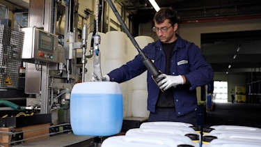 An employee of STAUB & CO. – SILBERMANN filling glycol mixtures An employee of STAUB & CO. – SILBERMANN filling glycol mixtures