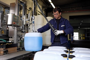 An employee of STAUB & CO. – SILBERMANN filling glycol mixtures Employee of STAUB