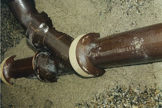 Eng verzweigte und beschädigte Abwasserleitung vor der Sanierung Eng verzweigte und beschädigte Abwasserleitung vor der Sanierung