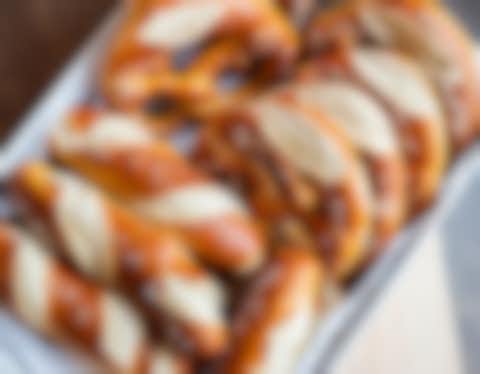 Laugengebäck Laugenstangen und Brezen, die auf einer Servierplatte angerichtet sind