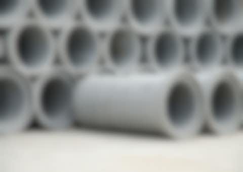 Kanalrohre Gestapelte Kanalrohre aus Beton