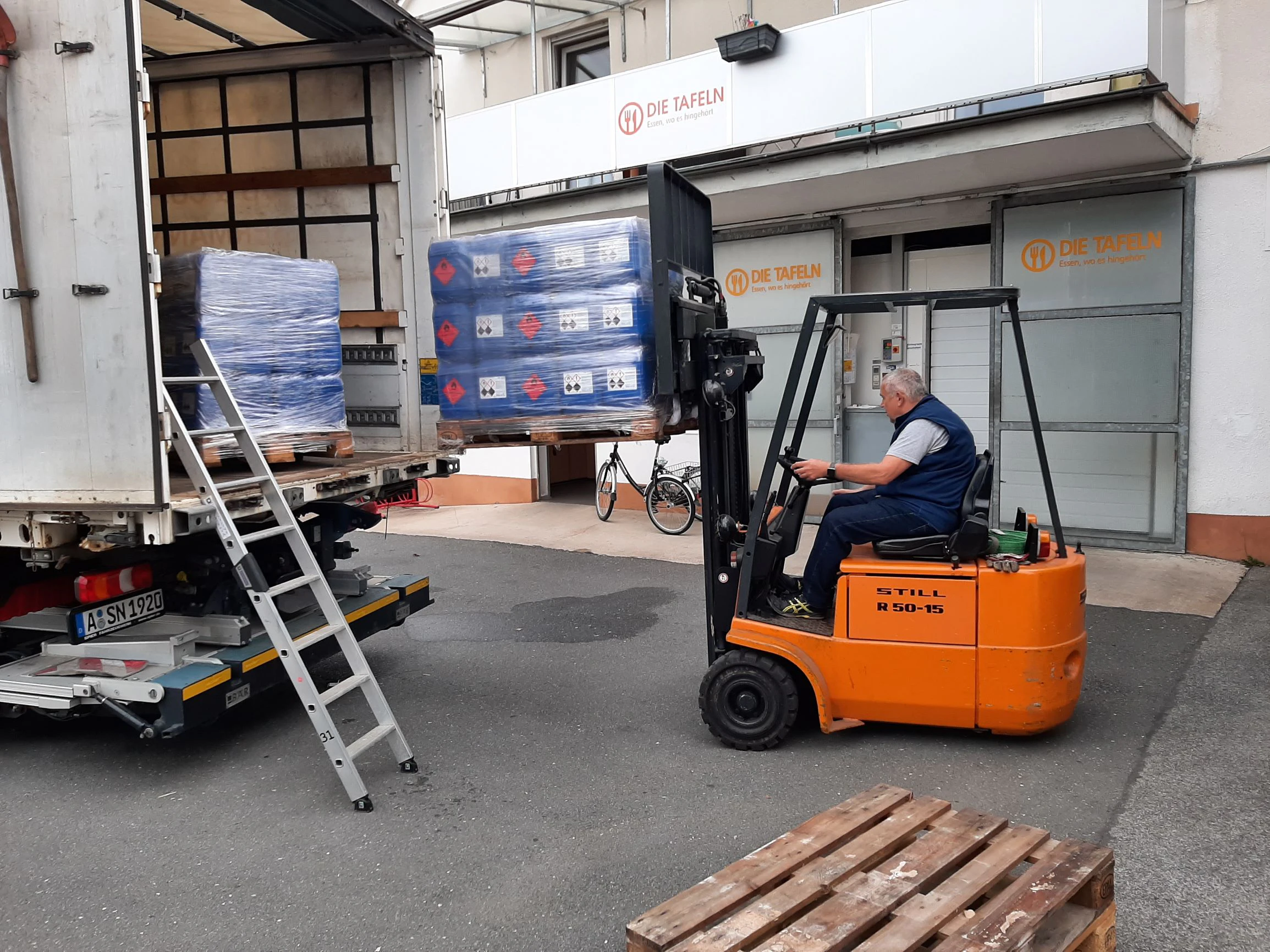 Delivery of the donated disinfectant at the premises of Tafel Landesverband Bayern e. V.