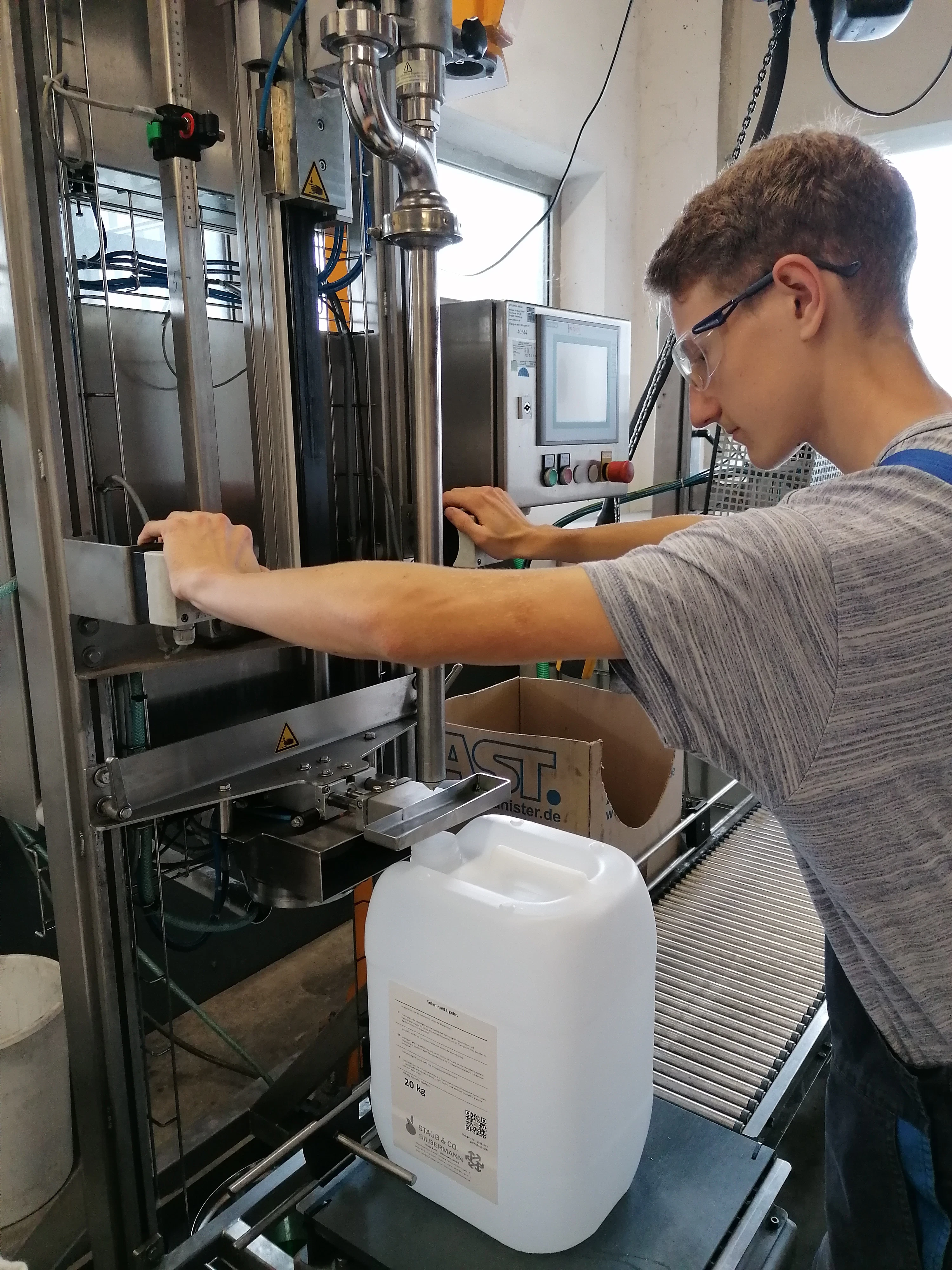Leon Eser in his training as a chemical technician Leon Eser is filling a can