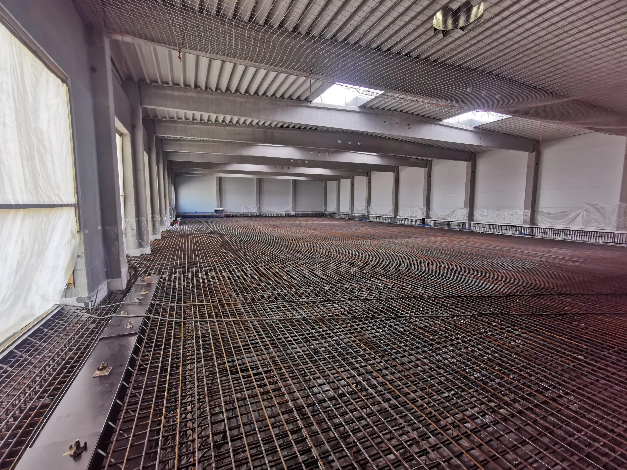 Die Bewehrung für den Einbau eines rissbreitenbegrenzen Betons nach WHG in der Kommissionierhalle Blick auf die Bodenarbeiten der neuen Kommissionierhalle am STAUB & CO. – SILBERMANN Standort Nürnberg