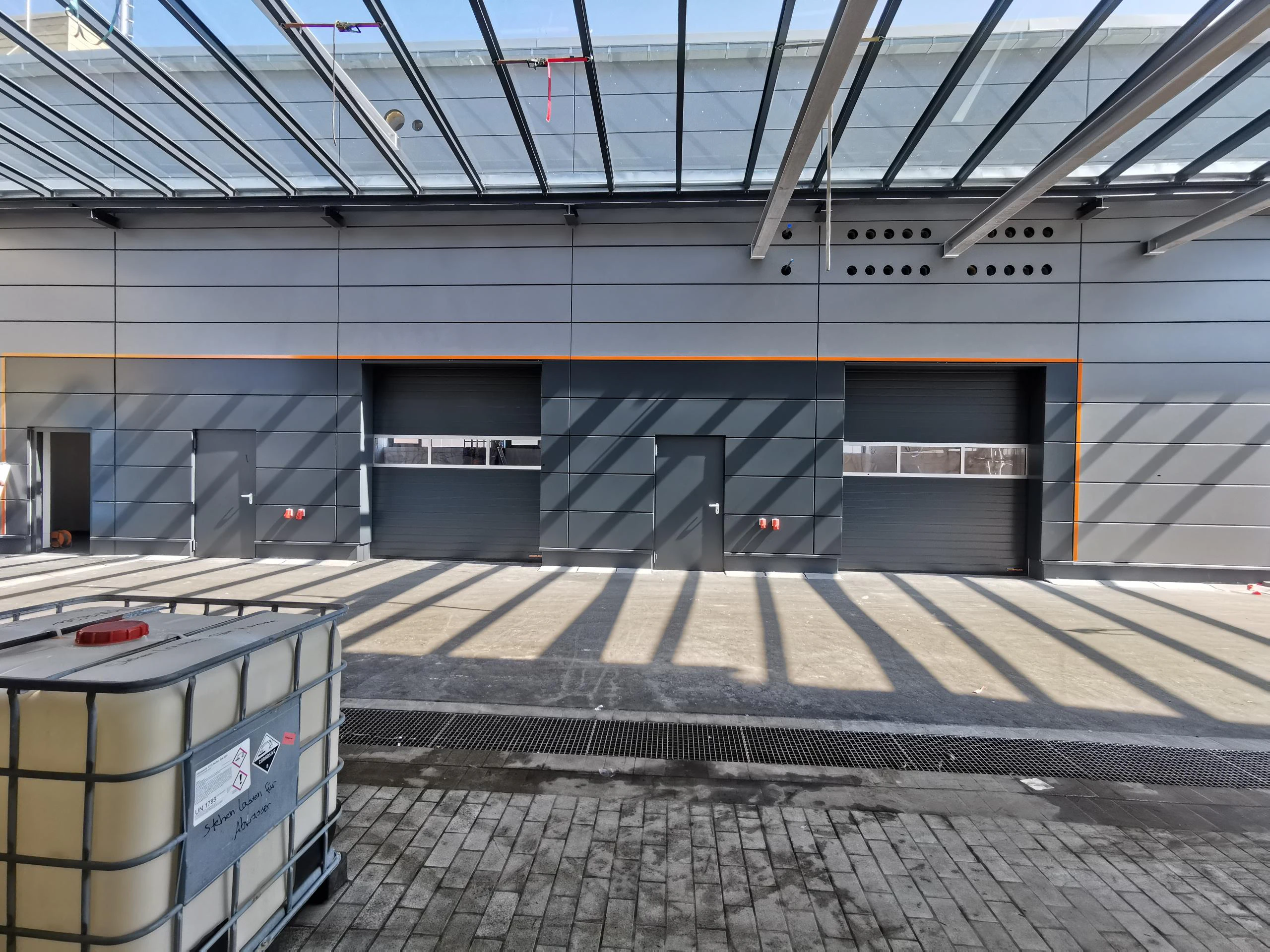 Die neue Gebindeabfüllung Blick auf die neue Gebindeabfüllung in der neu gebauten Abfüllhalle am STAUB & CO. – SILBERMANN Standort in Nürnberg
