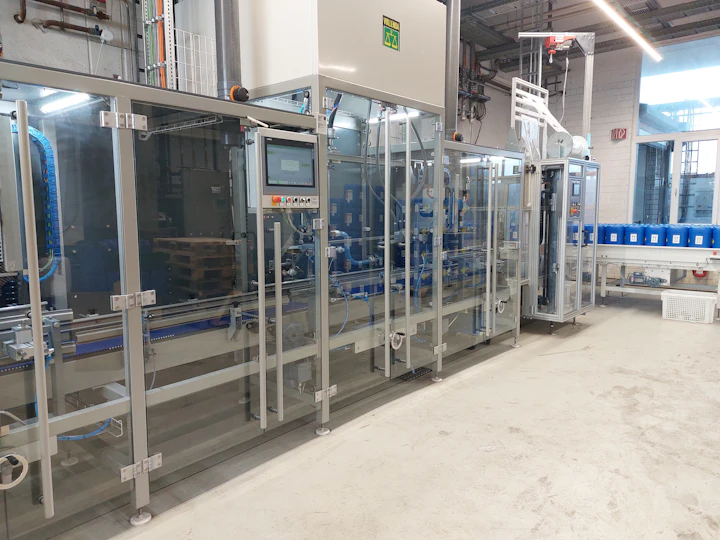 The new, fully automated filling plant for small containers of 5 to 30 liters.