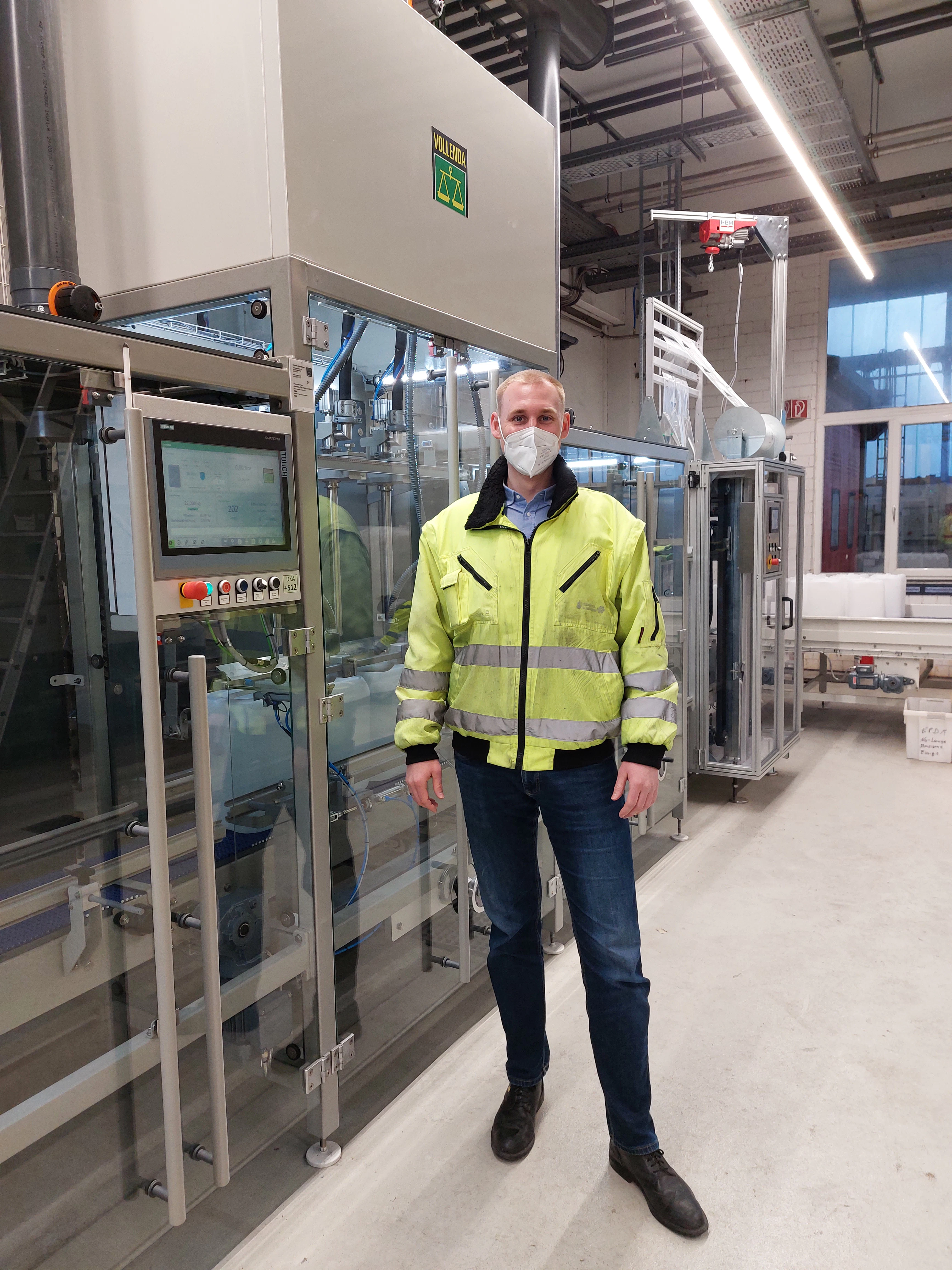 Peter Prachhart in front of the new filling plant Project manager Peter Prachhart in front of the new, fully automated filling plant.