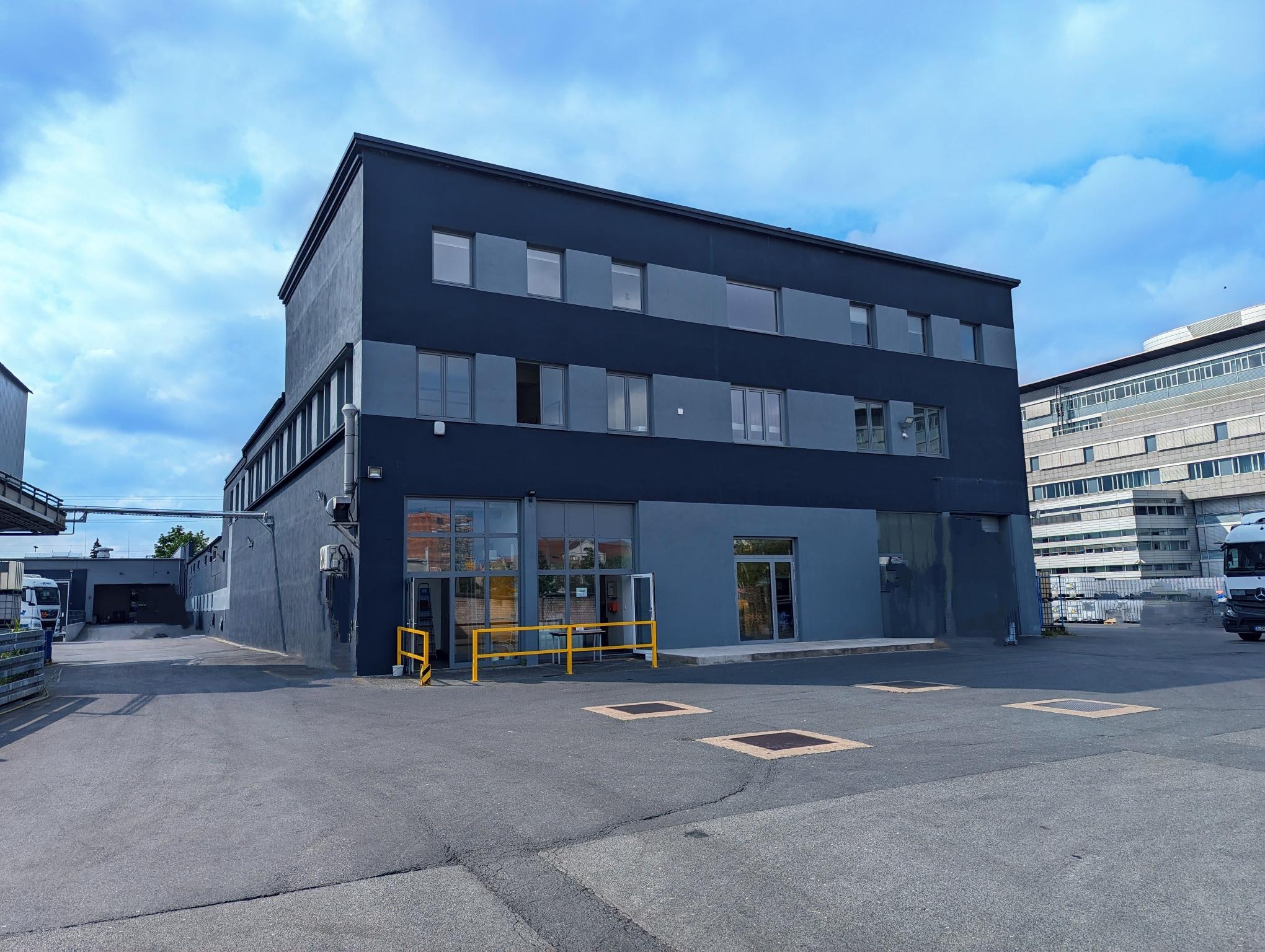 Laboratory and warehouse building Existing buildings in a new design.