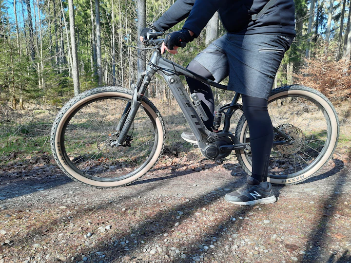 Unser Mitarbeiter auf seinem geleasten E-Bike im Wald