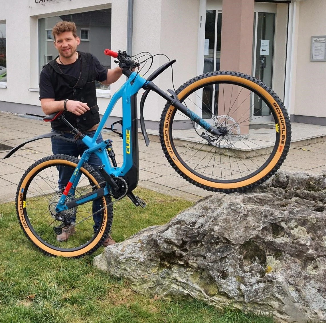 Ein Mitarbeiter mit Fahrrad Unser Mitarbeiter mit seinem geleasten E-Bike