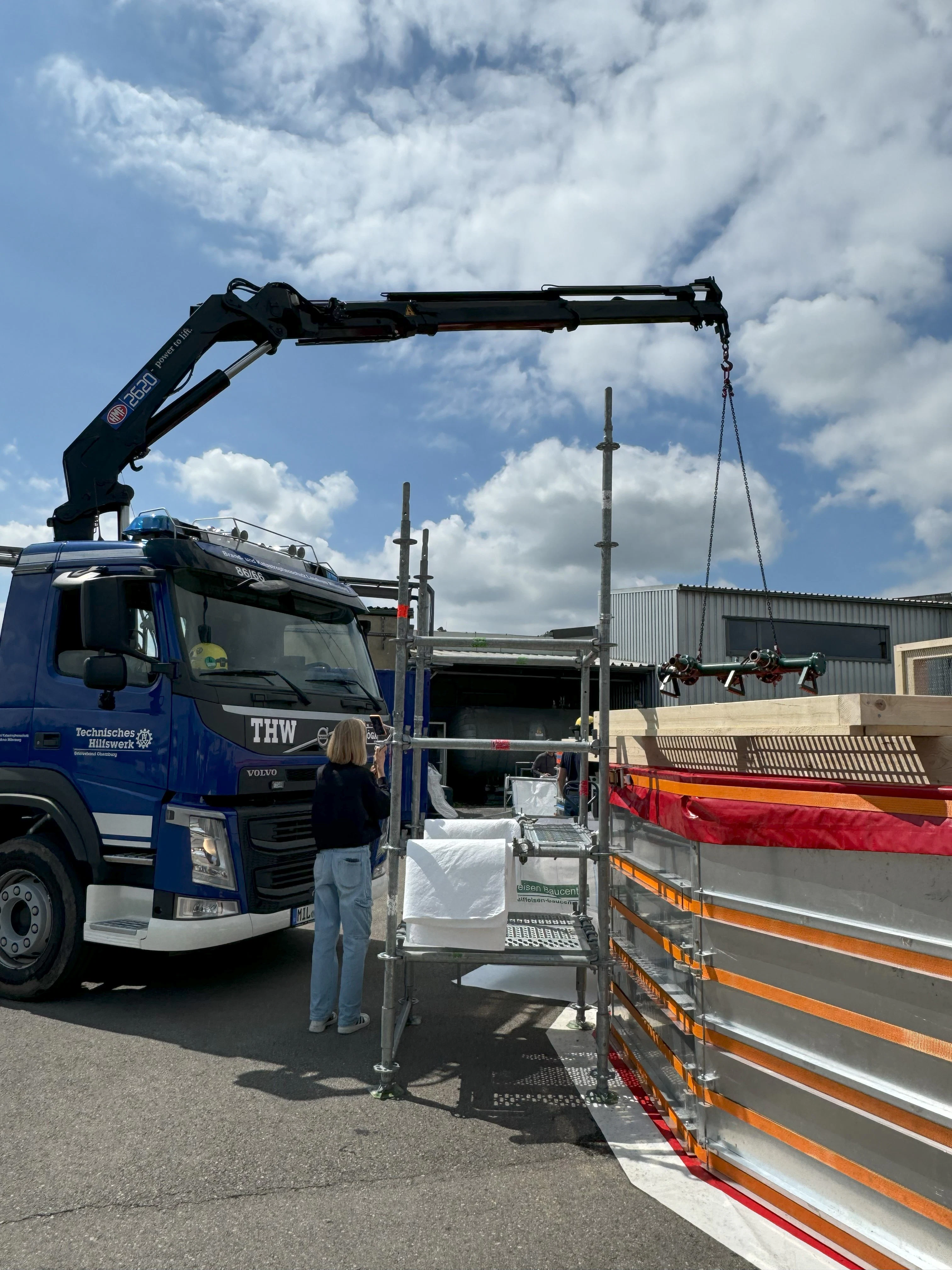 Aufbau der SEPCon-Anlage Das THW baut die SEPCon-Anlage auf uns platziert Einzelteile mit Hilfe eines Autokrans.