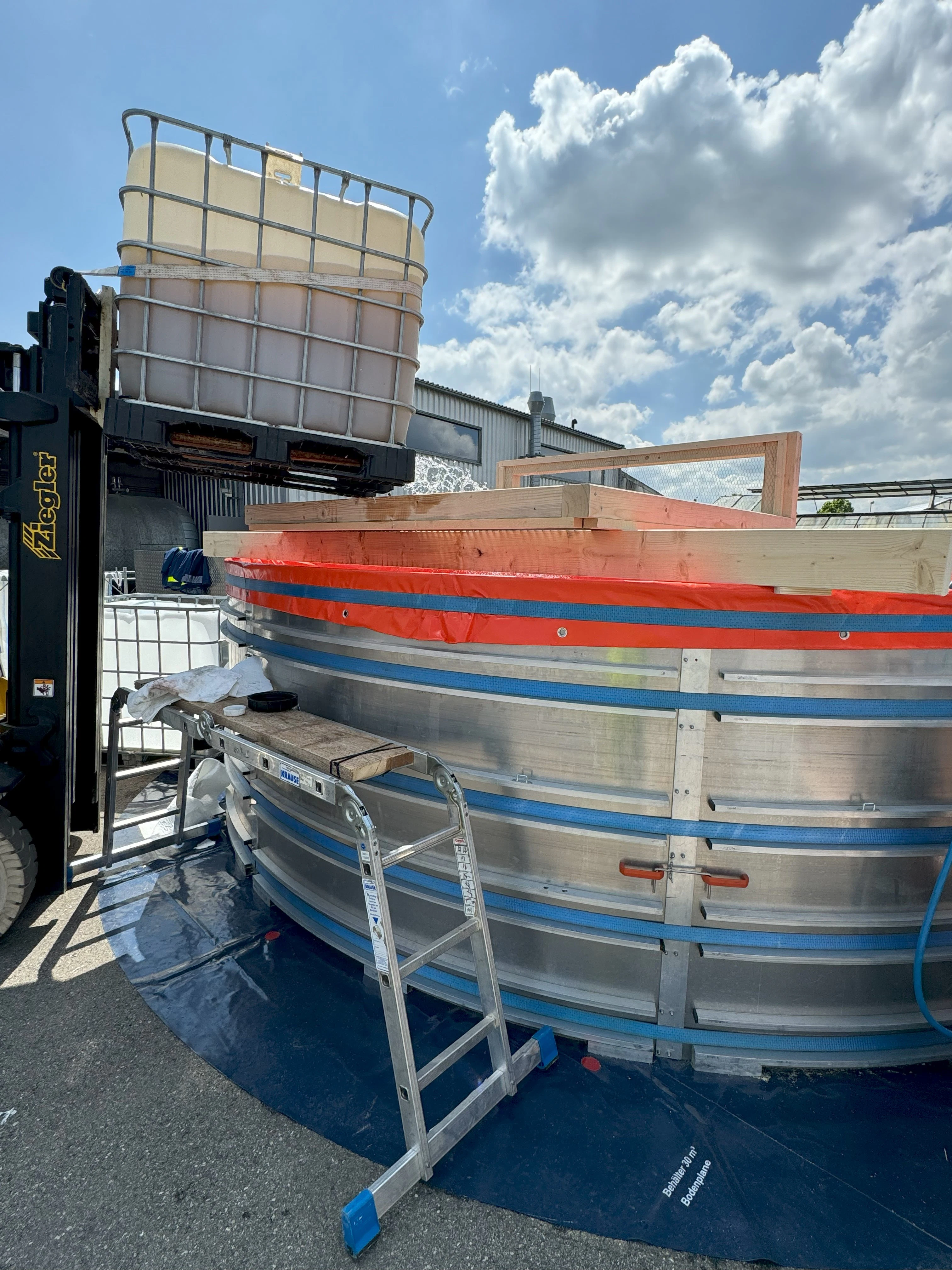 Erster Tank der SEPCon Anlage Öl-Wasser-Gemisch wird in das erste Becken der SEPCon-Anlage gefüllt