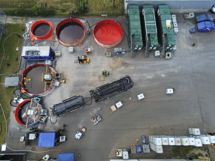 Die SEPCon-Anlage nimmt etwa 1.000 m² ein. Von oben sind die verschiedenen Reinigungsstufen gut zu erkennen.