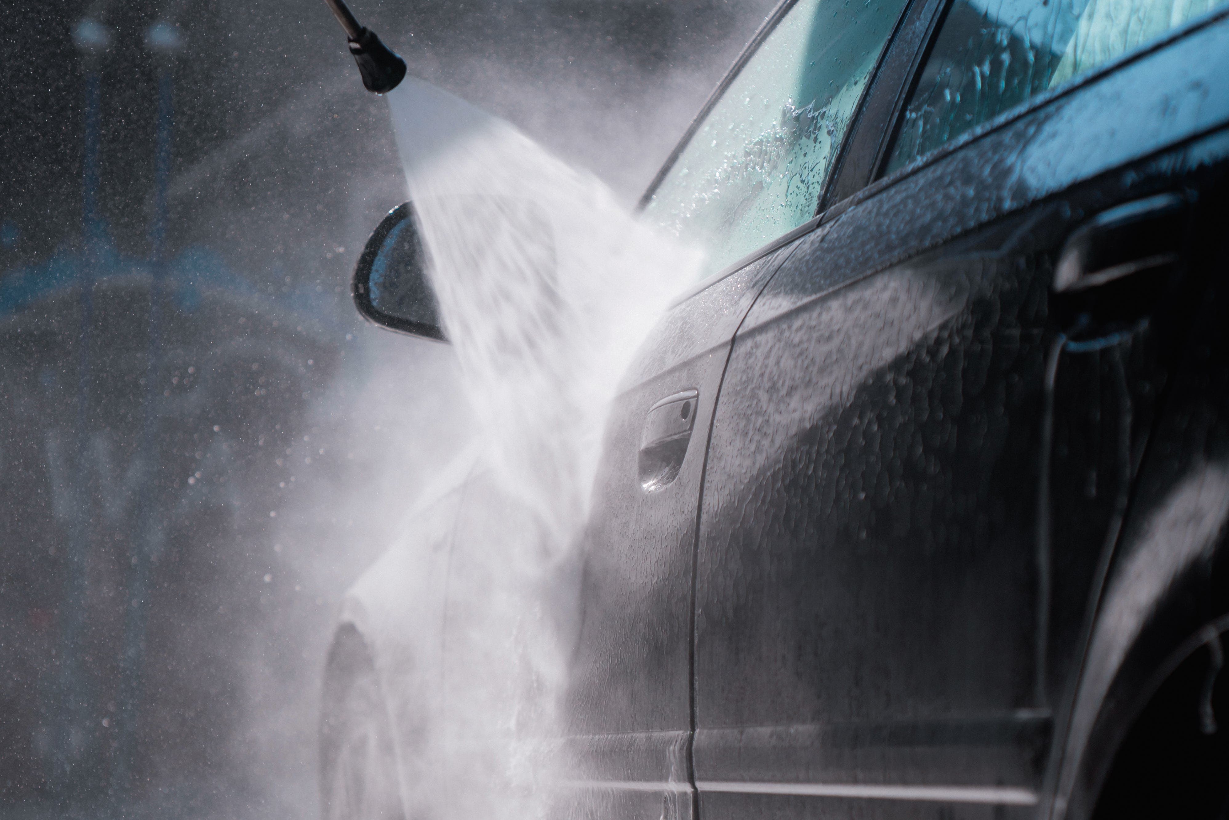 Fahrzeugwäsche mit Hochdruckreiniger Fahrzeugwäsche mit Hochdruckreiniger