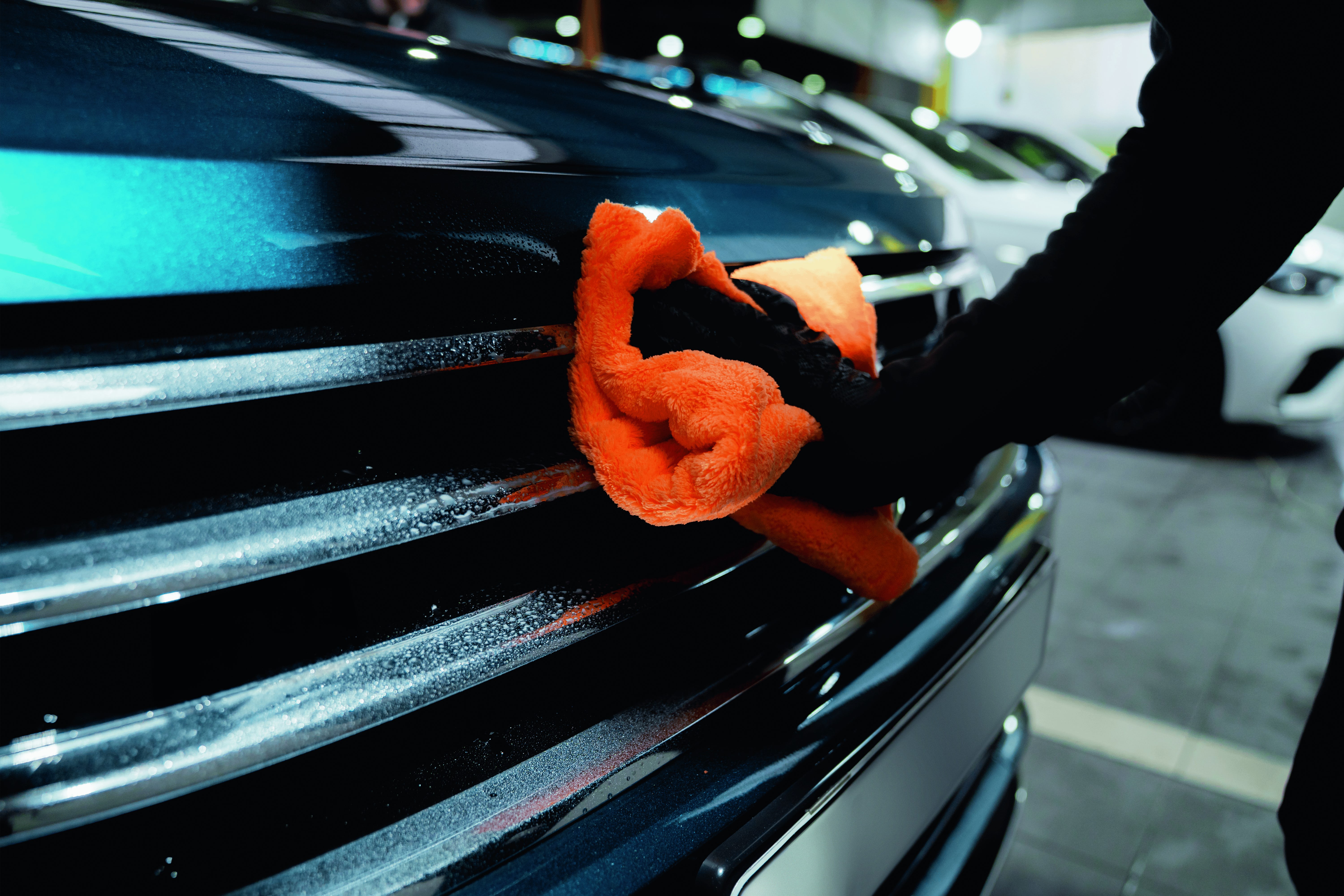 Fahrzeugpflege mit einem hochwertigen Tuch Fahrzeugpflege mit einem hochwertigen Tuch