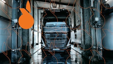 LKW Wäsche in einem Waschtunnel mit STOCKMEIER Kolben Pattern LKW Wäsche in einem Waschtunnel mit STOCKMEIER Kolben Pattern