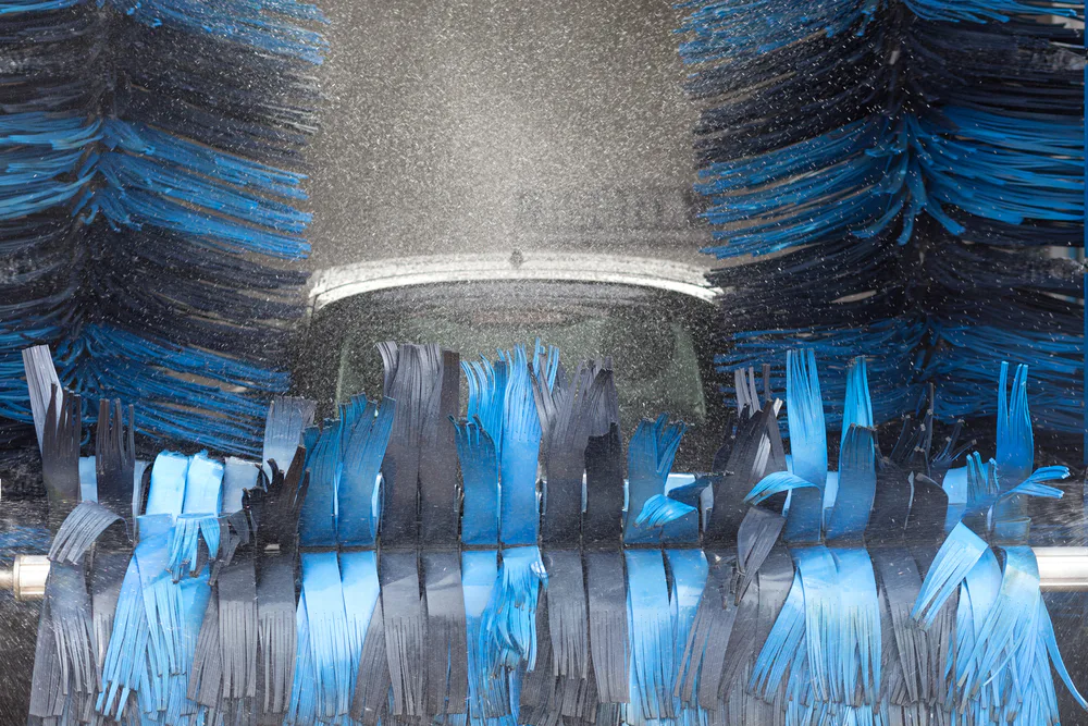 Waschanlage mit blauen Bürsten Waschanlage mit blauen Bürsten
