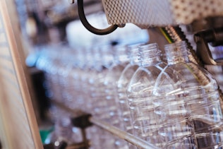 Lohnproduktion Nahaufnahmen von Flaschen in einer Maschine