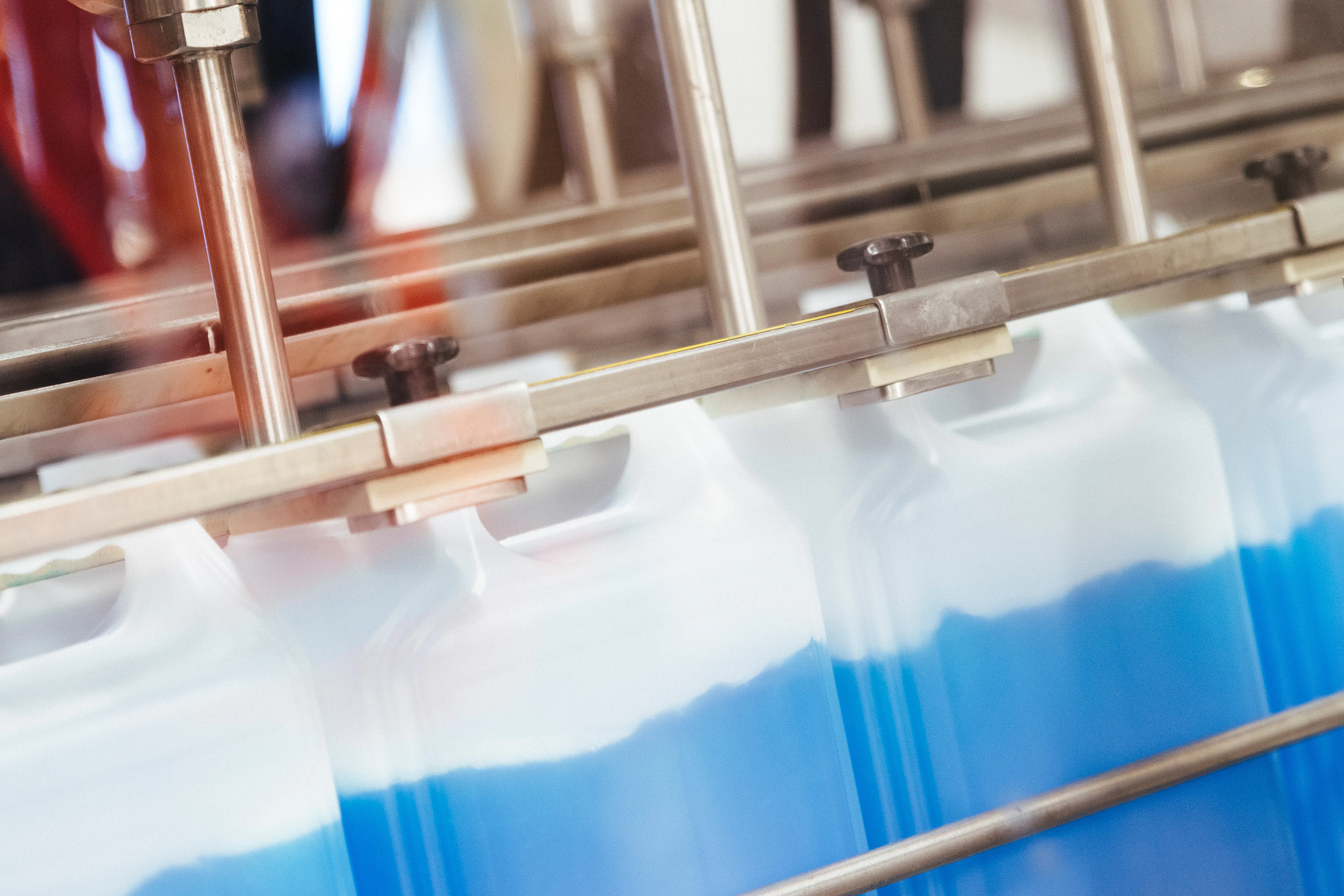 Lohnproduktion Nahaufnahme einer Maschine beim Abfüllen von Kanistern