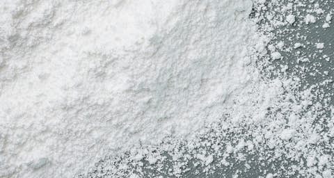 Weißes Pulver Weißes Pulver, das wie Kalk aussieht