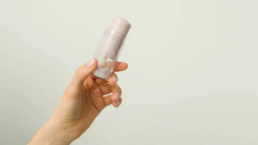 Hand hält Kosmetik-Stick Hand hält Kosmetik-Stick