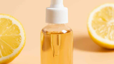 Serum vor Zitronenhälften Serum vor Zitronenhälften