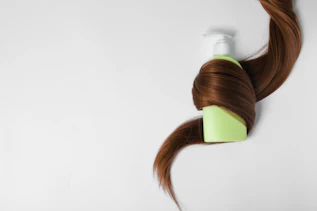 Brünettes Haar mit Shampooflasche Brünettes Haar mit Shampooflasche
