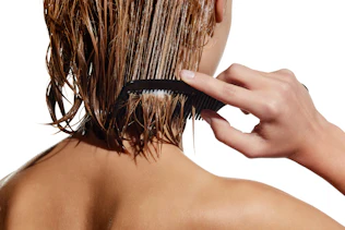 Haarpflege Mädchen mit nassen Haaren, das sich die Haare bürstet und eine Pflegemaske aufträgt