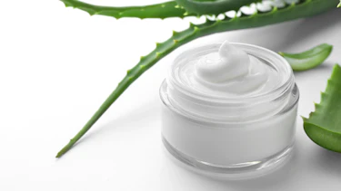Aloe Vera und ein Glasbehälter mit Creme Aloe Vera und ein Glasbehälter mit Creme