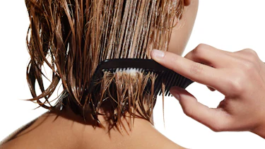 nasse Haare mit Produkt werden mit Haarkamm durchgekämmt nasse Haare mit Produkt werden mit Haarkamm durchgekämmt