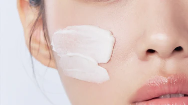 Ein Streifen Sonnencreme auf dem Gesicht Ein Streifen Sonnencreme auf dem Gesicht