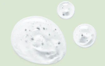 Drei transparente Gel-Blasen auf hellgrünem Hintergrund Drei transparente Gel-Blasen auf hellgrünem Hintergrund