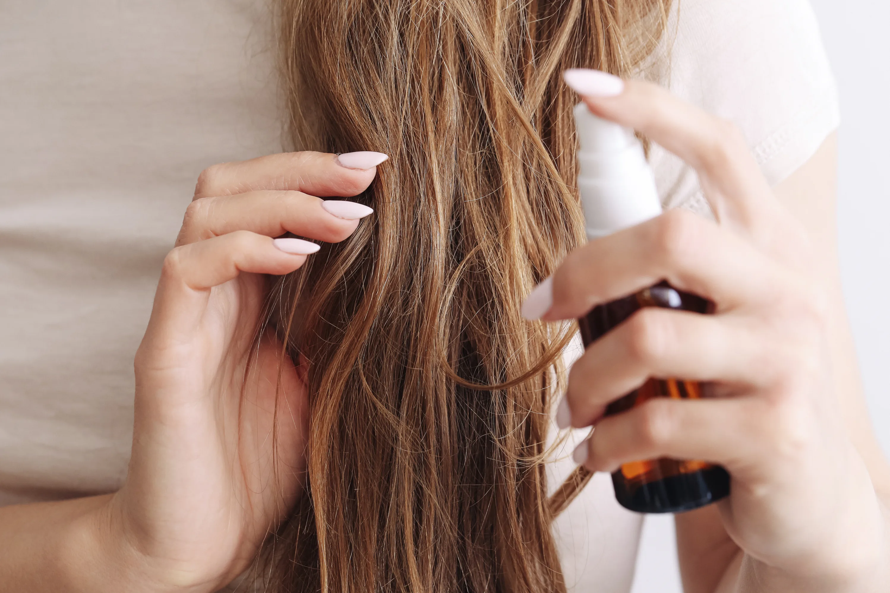 Haarpflege Auftragen von natürlichem Haarspray.