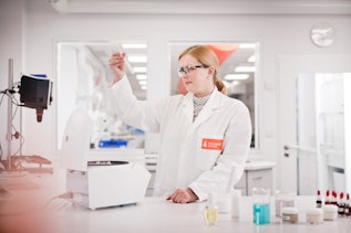 Viktoria Regula im Labor Labor