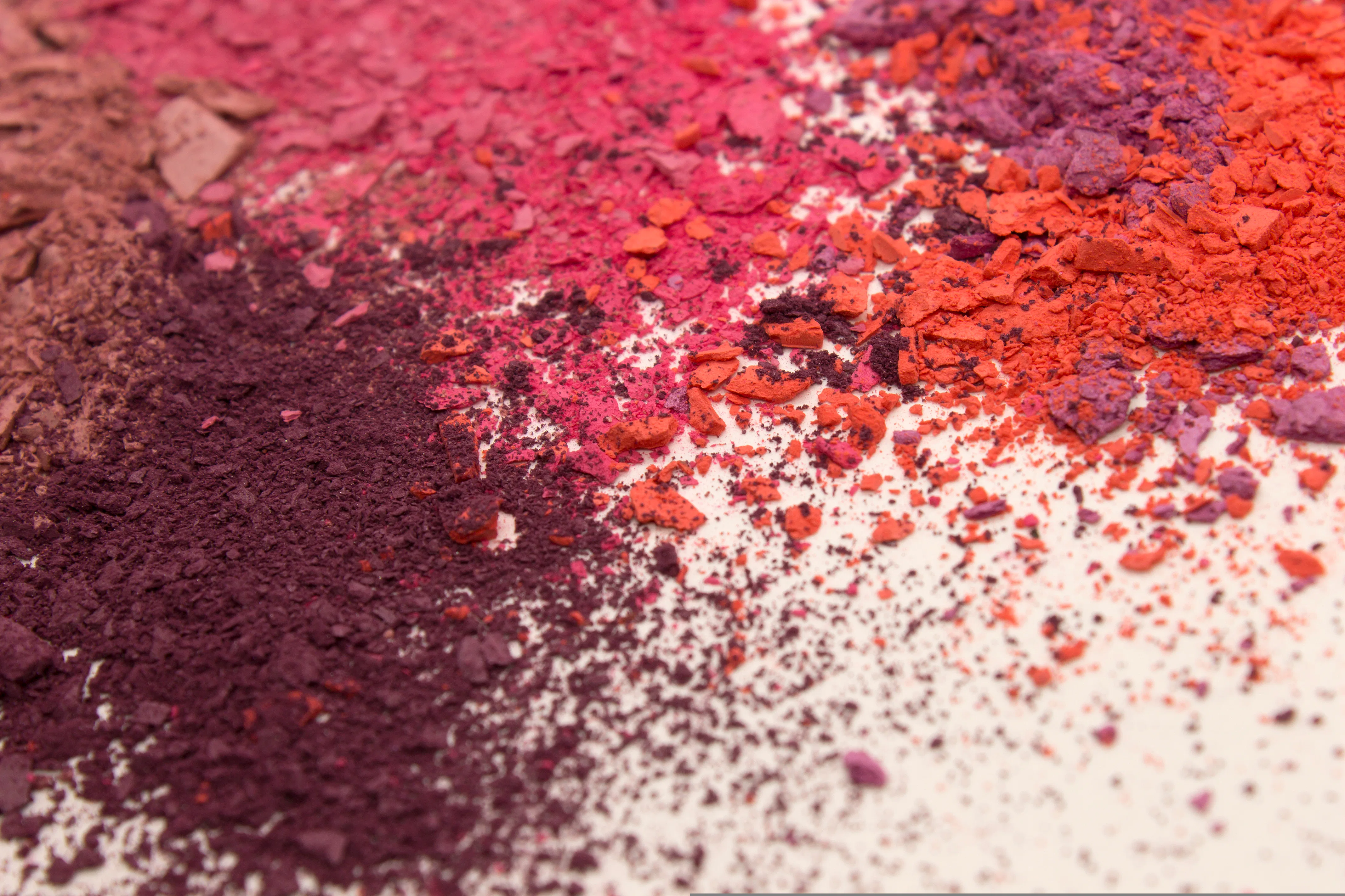 Farbe Buntes Puder Rouge isoliert auf einem weißen Hintergrund